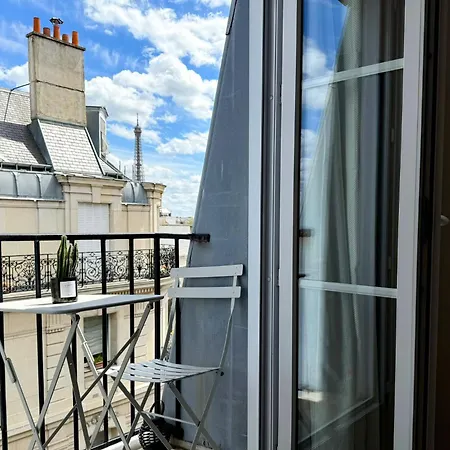 Classique, Balcon Et Vue Sur La Tour Eiffel * باريس