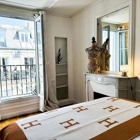 Classique, Balcon Et Vue Sur La Tour Eiffel Paris